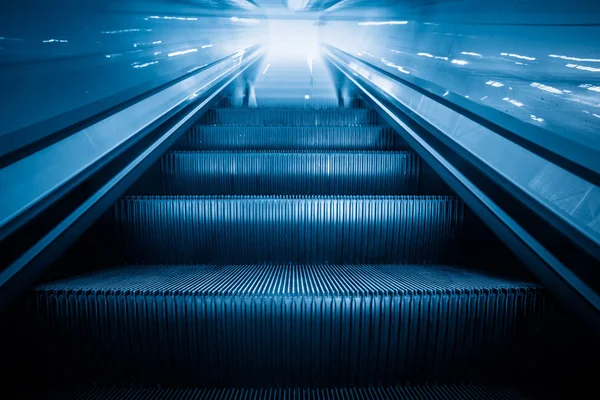 Escaleras mecánicas en una estación de metro de Shanghai, China .. —  Fotos de Stock