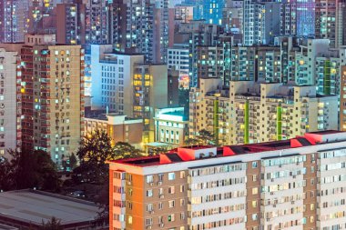 Çin'deki gece ışıklı modern binalar.