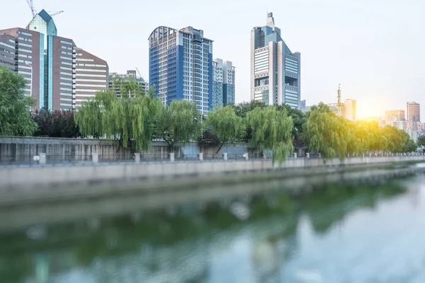 Centro de la ciudad horizonte a lo largo del río en China . —  Fotos de Stock