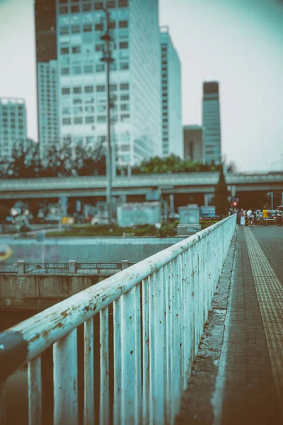 Skyline du centre-ville le long de la rivière en Chine . — Photo