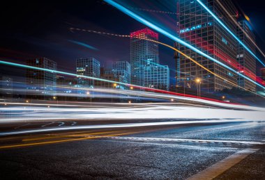 yolda trafik lambası yollar geceleri Çin'bulanık..