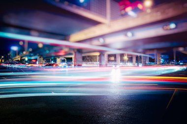 Çin şehri kentsel Caddesi üzerinde trafik lambası yollar.