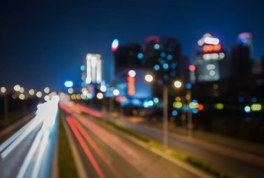 yolda trafik lambası yollar geceleri Çin'bulanık..