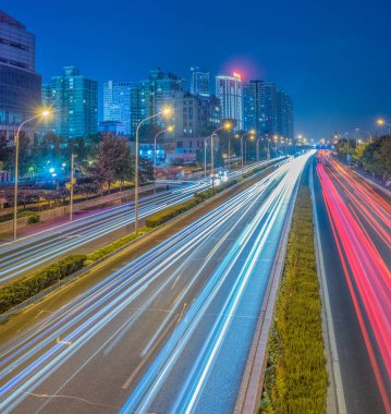 yolda trafik lambası yollar geceleri Çin'bulanık..