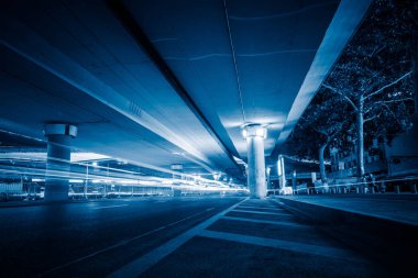 Trafik ve iz ışık mavi sesi ile gece şehir manzaralı.