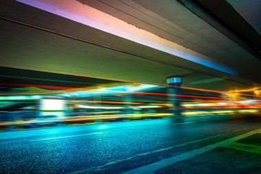 Şehir Manzaralı iz ve trafik ışığı ile gece.