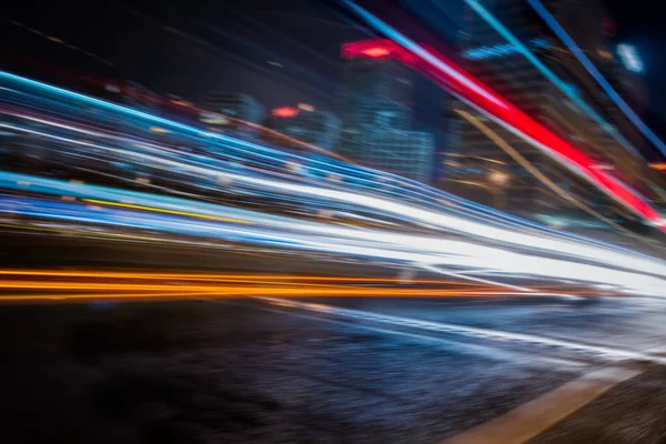 Verwischte Ampelspuren auf der Straße in China in der Nacht. — Stockfoto