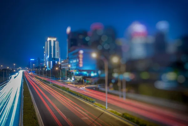Los senderos difuminados del semáforo en la carretera por la noche en China . —  Fotos de Stock