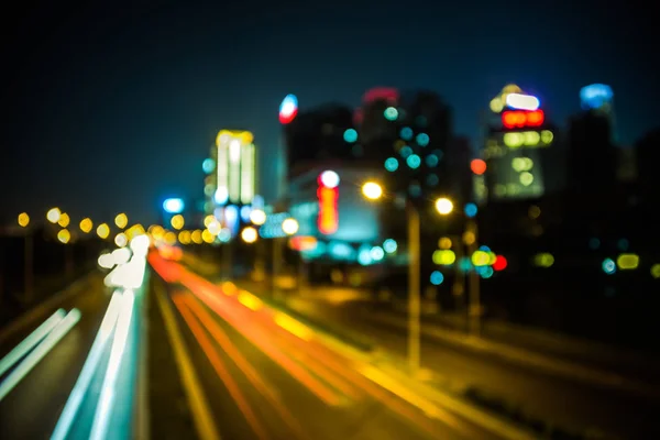 Feux de circulation brouillés sur la route la nuit en Chine . — Photo