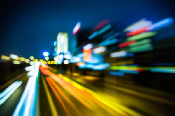 中国の夜の道路上のトラフィックの光コースをぼやけ. — ストック写真