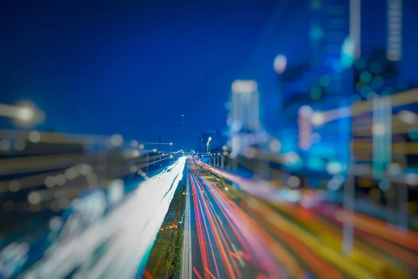 Verwischte Ampelspuren auf der Straße in China in der Nacht. — Stockfoto