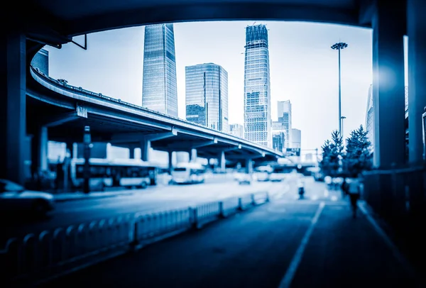 Rue de la circulation urbaine dans la ville de Chine . — Photo