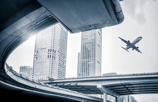 Scena stradale offuscata in città con un aereo che sorvola la città della Cina . — Foto Stock