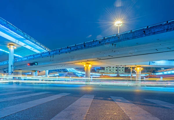 Estrada de tráfego urbano com paisagem urbana em Beijing, China . — Fotografia de Stock