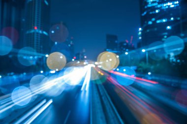 yolda trafik lambası yollar geceleri Çin'bulanık..