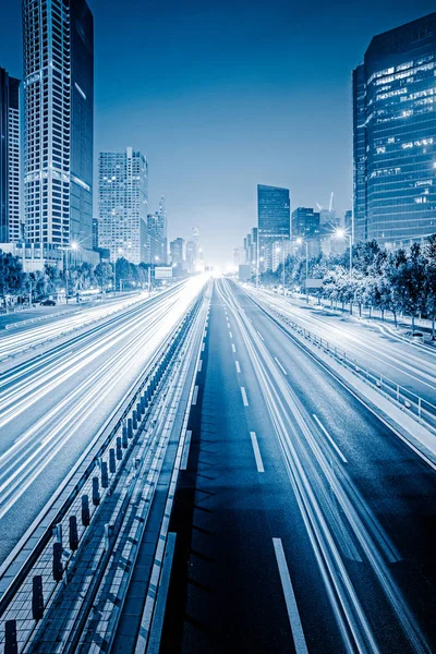 Verwischte Ampelspuren auf der Straße in China in der Nacht. — Stockfoto