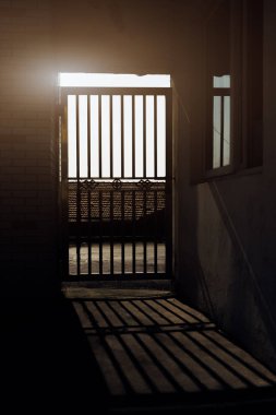 Gölge ile kapalı metal kapı