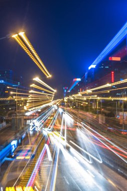 Bulanık trafik lambası izleri gece yolda