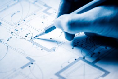 Genç erkek mimar planları, çalışma yakın çekim