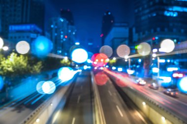 Şangay'daki Üstgeçit altında yolu üzerinde trafik