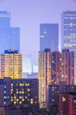Geceleri ışıklı modern binalar