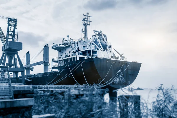 港で貨物コンテナー船 — ストック写真