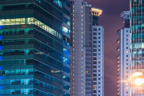 Geceleri ışıklı modern binalar — Stok fotoğraf