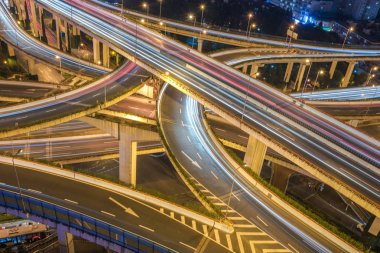 Üstgeçit gece havadan görünümü