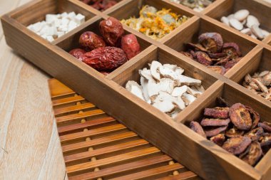 Masada Çin bitkisel ilaçları var.