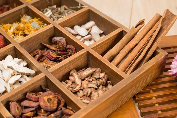Medicina Herbal Chinesa na caixa na mesa — Fotografia de Stock