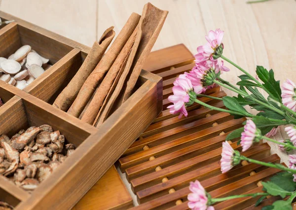 Medicina chineză pe bază de plante în cutie pe masă — Fotografie, imagine de stoc