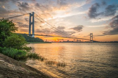 Jiangyin Yangtze Köprüsü'nde Günbatımı