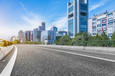 boş asfalt yol ile modern şehir