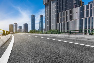 boş asfalt yol ile modern şehir