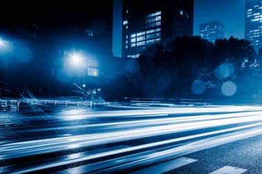 Bulanık trafik lambası izleri gece yolda