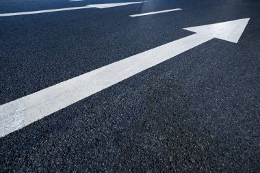 Beyaz ok sembolü yolda tam kare çekim