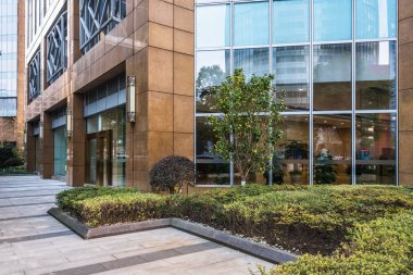 Modern ofis binası ile yeşil bahçe dekorasyon açık