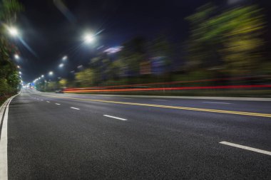 Hong Kong şehir merkezinde trafik lambası yollar