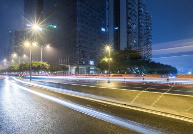 Bulanık trafik lambası izleri gece yolda 