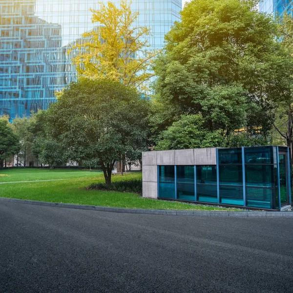 Camino de asfalto vacío y edificio de oficinas — Foto de Stock