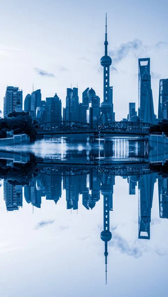 Downtown City skyline along the River in China — Stock Photo, Image