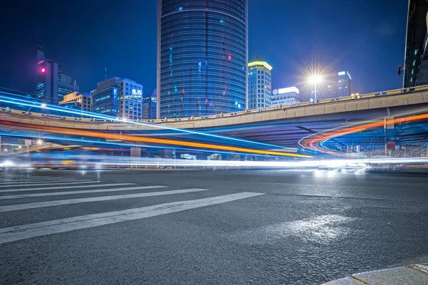 Verwischte Ampelspuren in der Nacht — Stockfoto