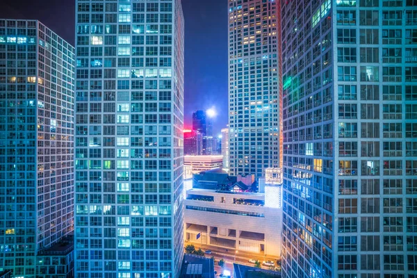 Belysta moderna byggnader på natten — Stockfoto