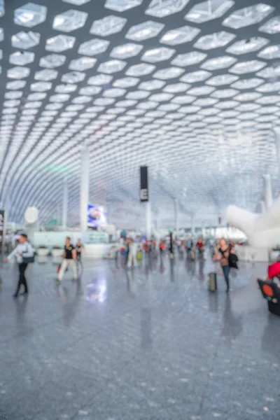 Pessoas andando em um aeroporto movimentado em Shenzhen — Fotografia de Stock