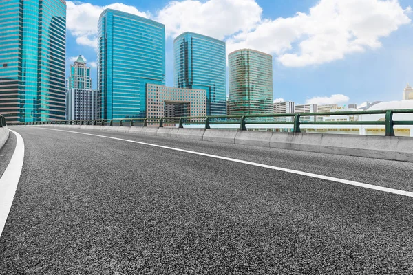 Autopista vacía con paisaje urbano y horizonte de Hong Kong — Foto de Stock