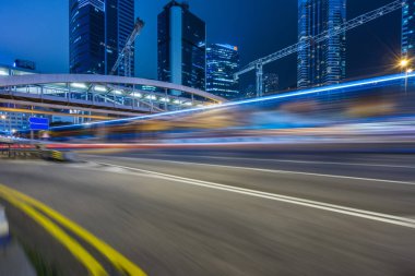 Hong Kong şehir merkezinde trafik lambası yollar