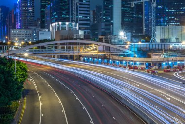 Hong Kong şehir merkezinde trafik lambası yollar