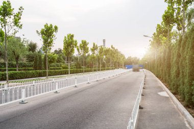 Cityscape arka planda görünümüyle Shanghai Caddesi