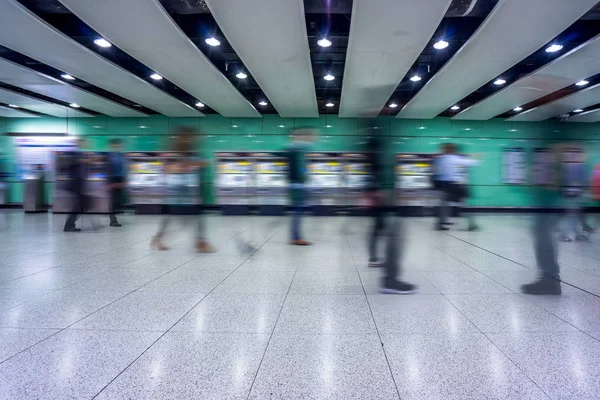 Pessoas andando em um aeroporto movimentado em Shenzhen — Fotografia de Stock