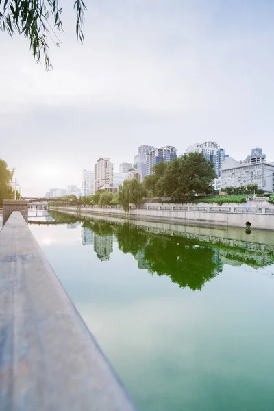 Panorama centra města podél řeky v Číně — Stock fotografie